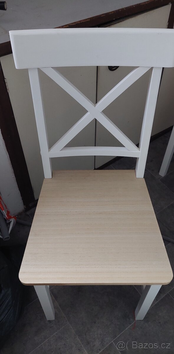 4 jídelní židle a stůl