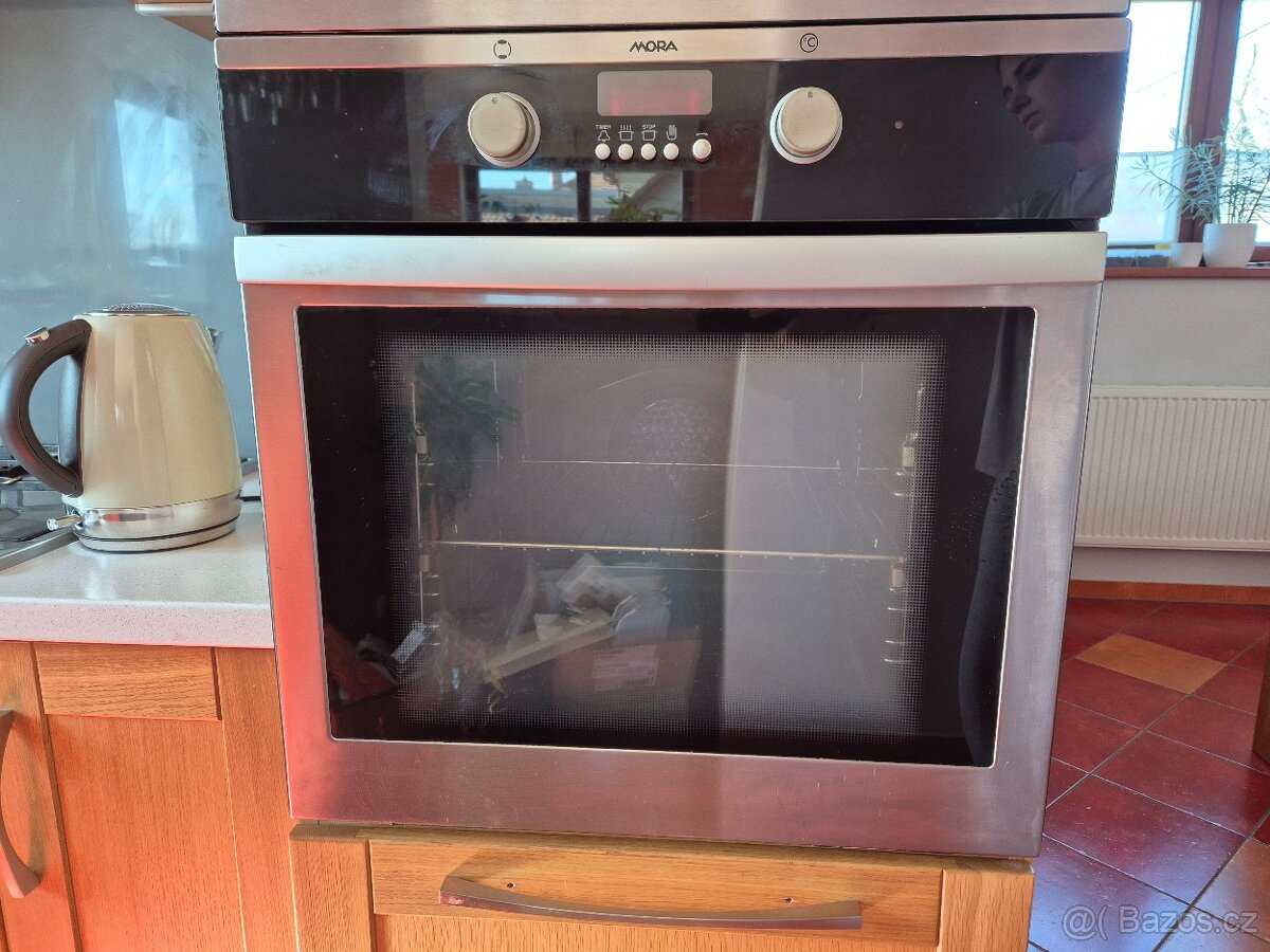 Trouba MORA horkovzdušná, model 4809, multifunkční display