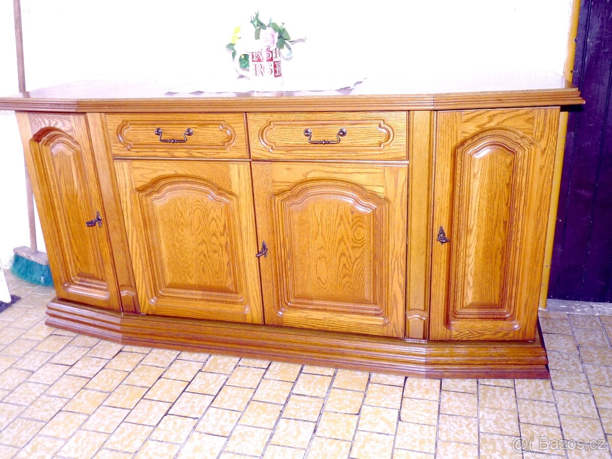 čtyřdveřová komoda se šuplíky