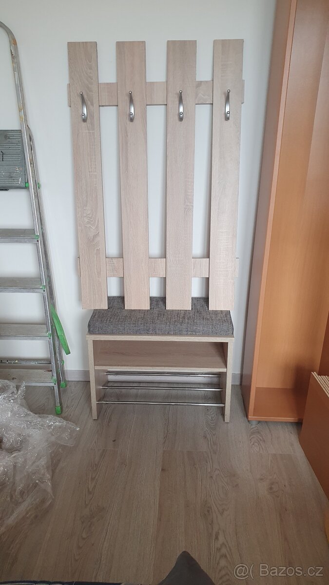 Prodám věšák s zidlickou