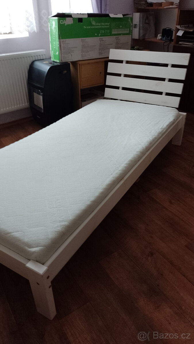 Bílá postel jednolůžková