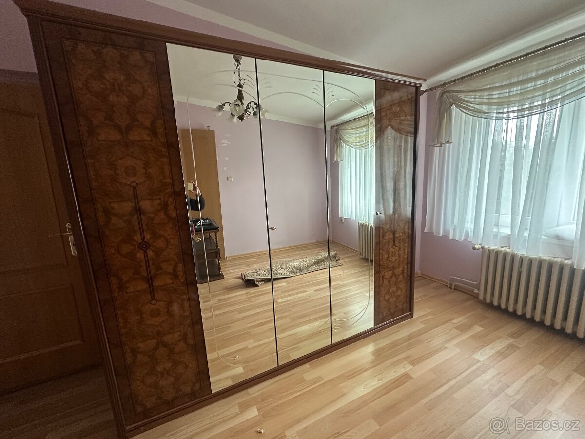Skříň se zrcadlem