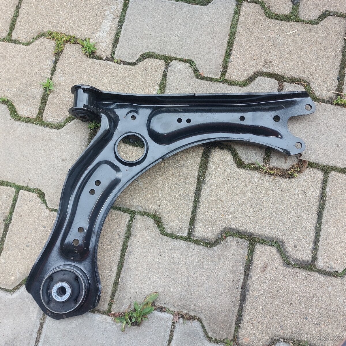 Rameno levé 2Q0 407 151 E Škoda