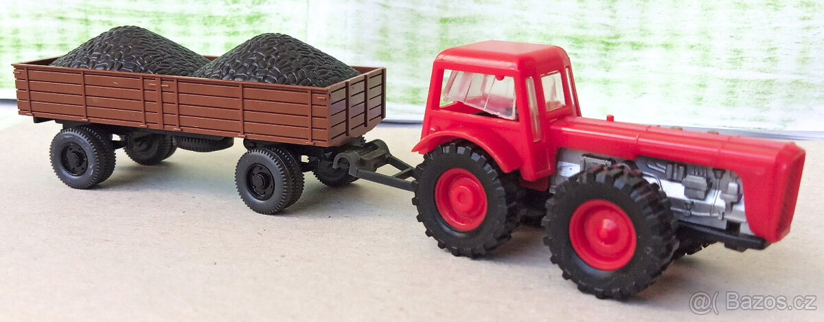 Modell Fahrzeuge. Traktor + vlek Wiking. 1:87. Délka 13 cm.