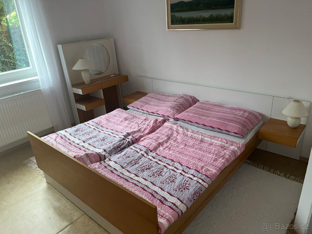 manželská postel se skříněmi a toaletním stolkem