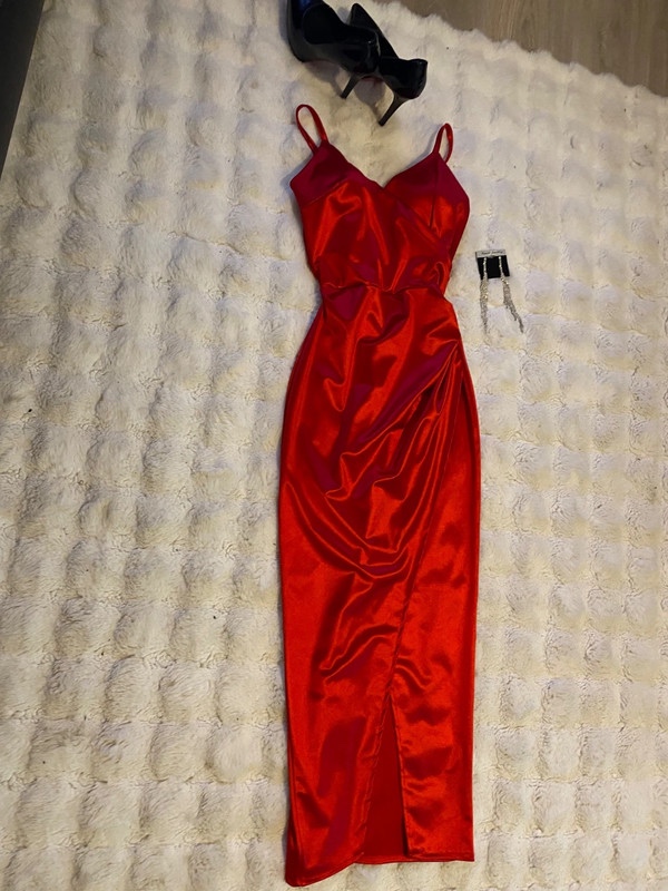 Guess plesove pouzdrove tubove cervene saty 36
