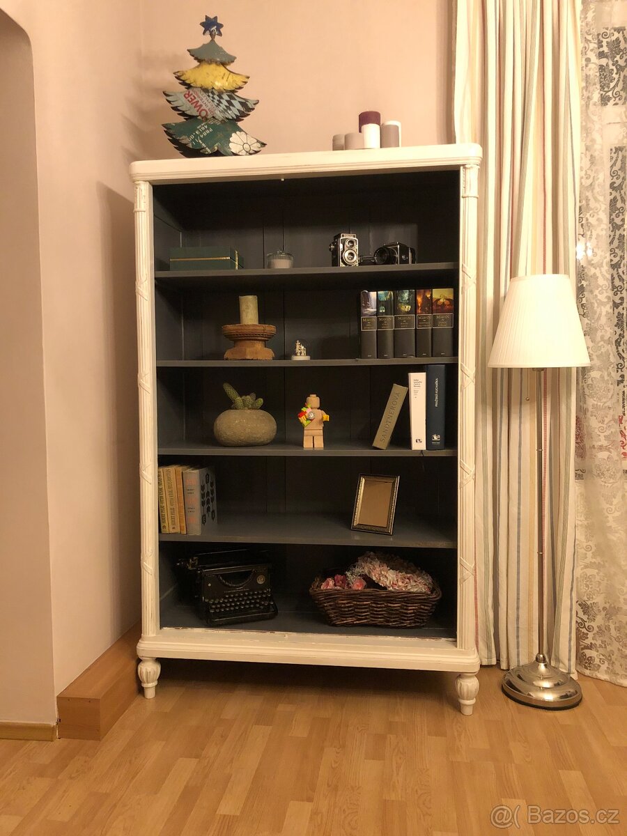 Antik knihovna/regál