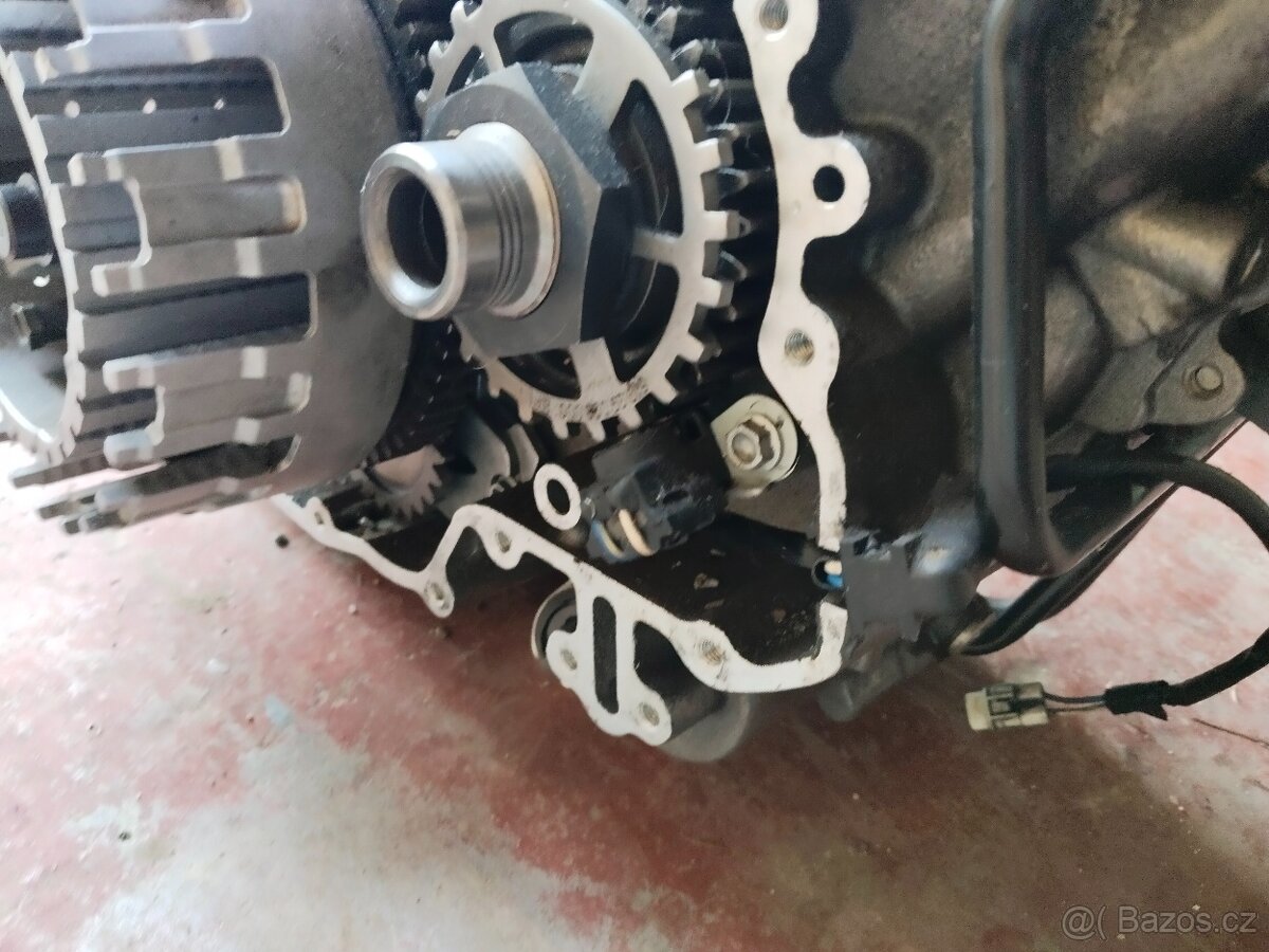 Zbytek motoru KTM 990 2006