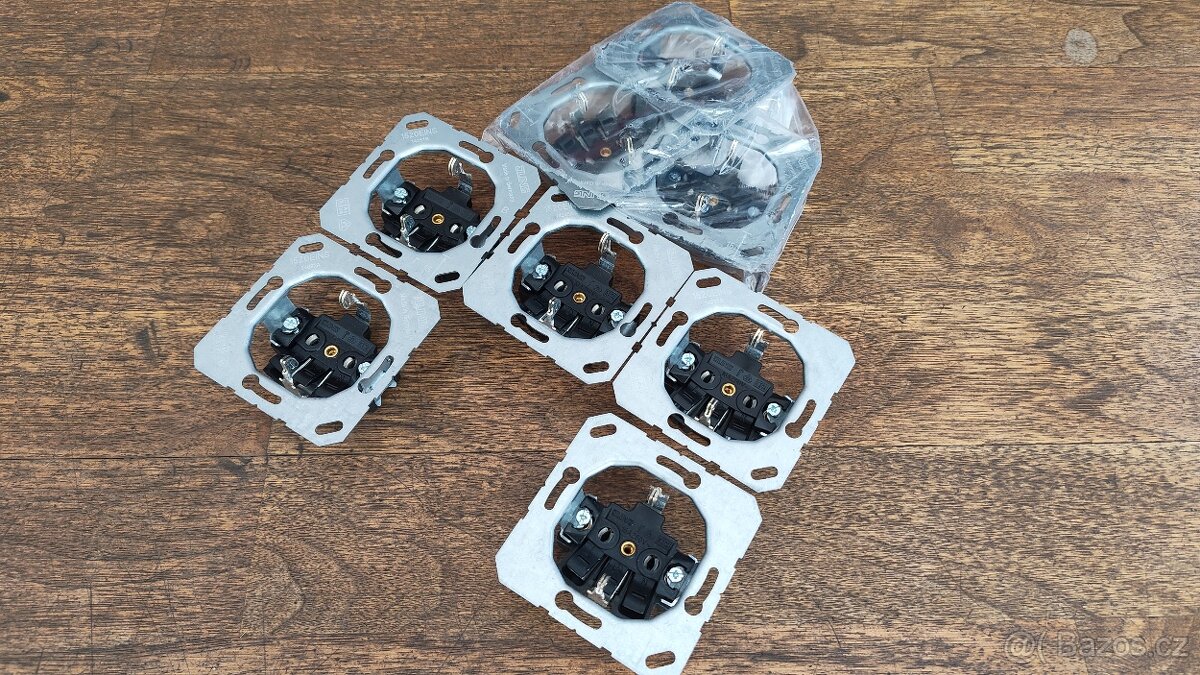 Strojek zásuvky - JUNG - 230V