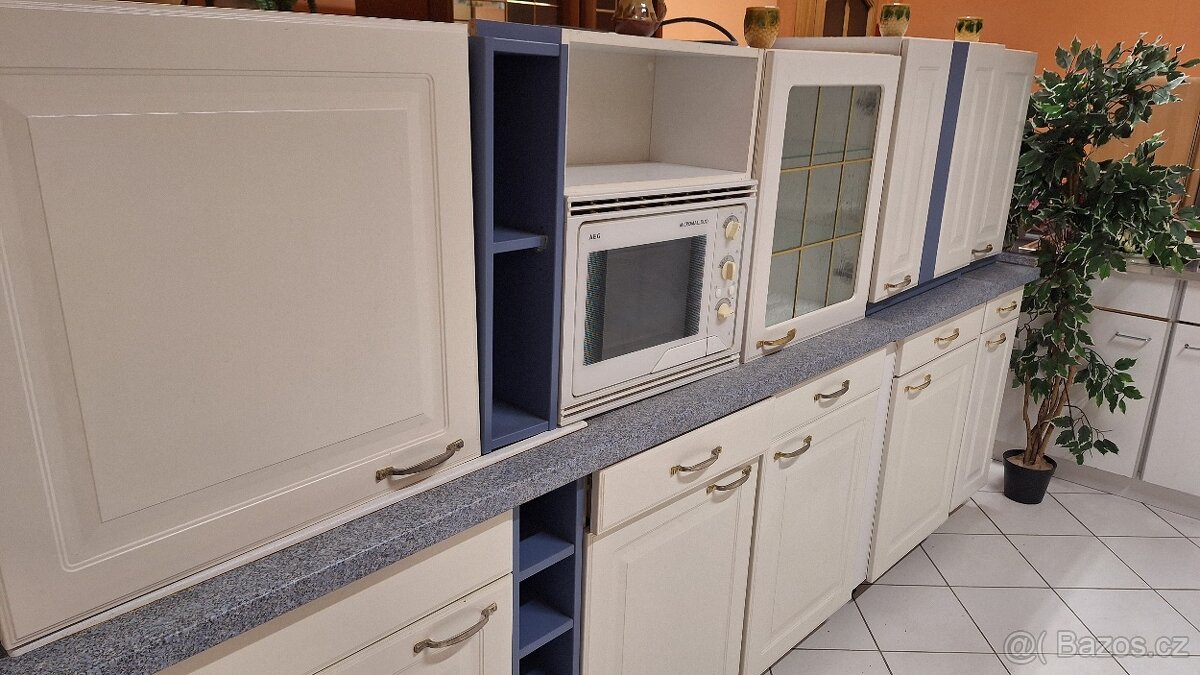 Bílá kuchyňská linka limka v masivu