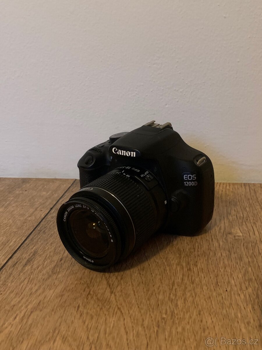 Digitální zrcadlovka Canon eos 1200D + objektiv 18-55 mm.