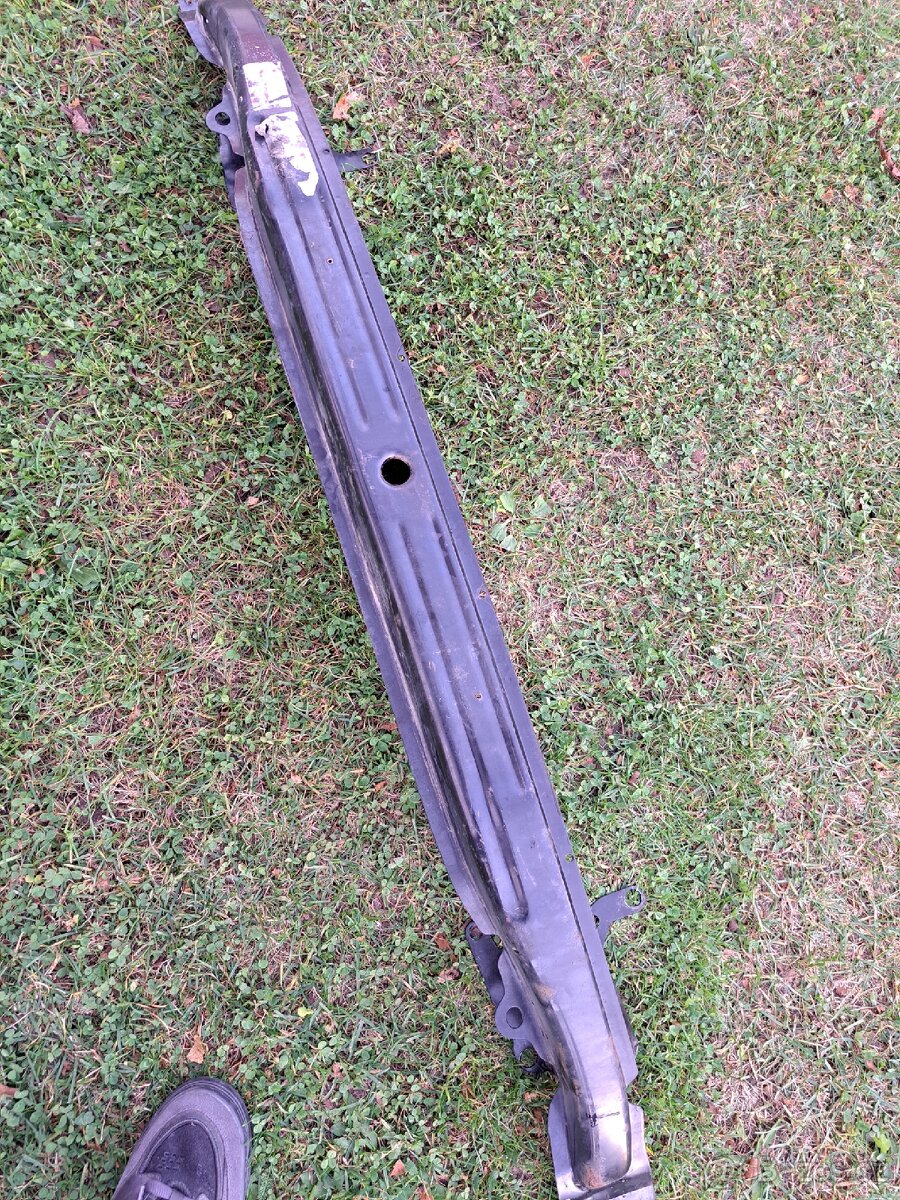 Výztuha předního nárazníku Leon 1m