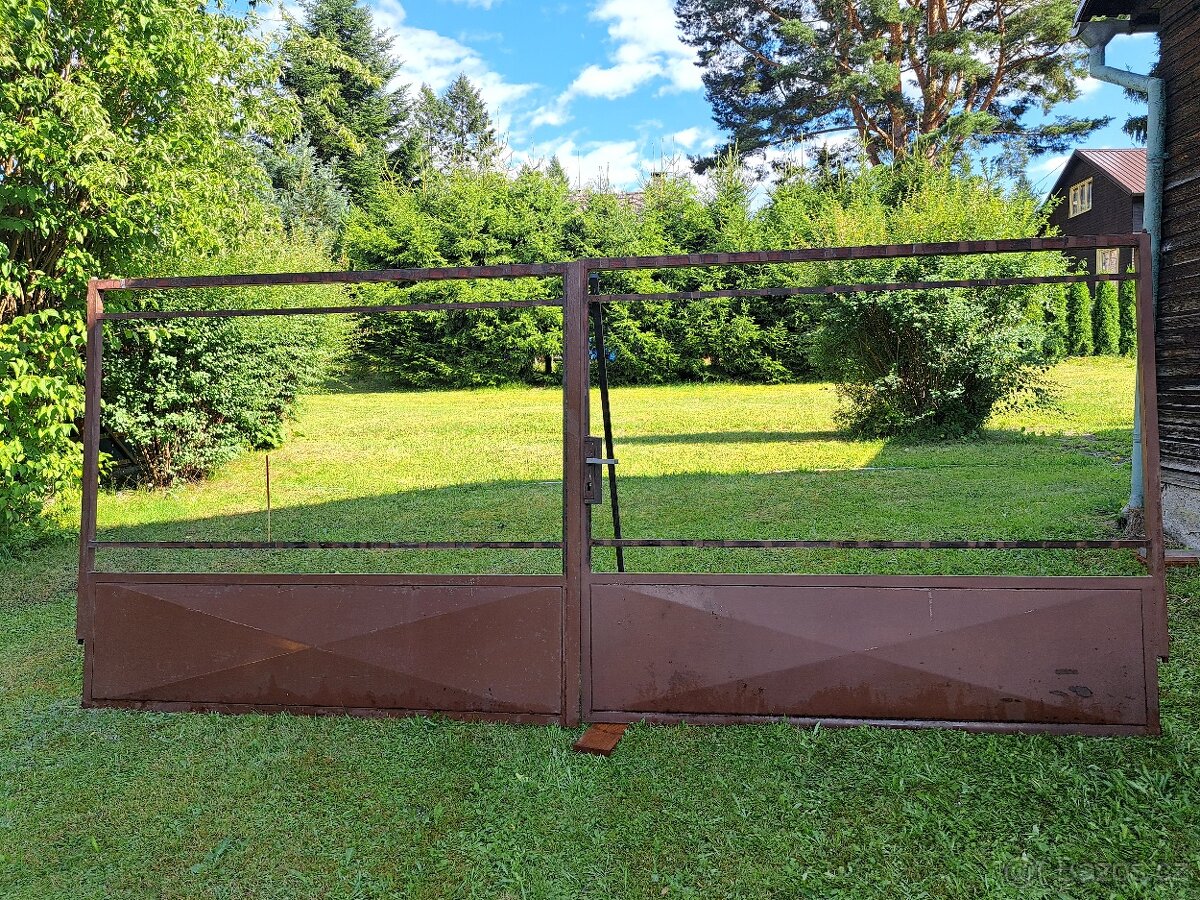 dvoukřídlá brána