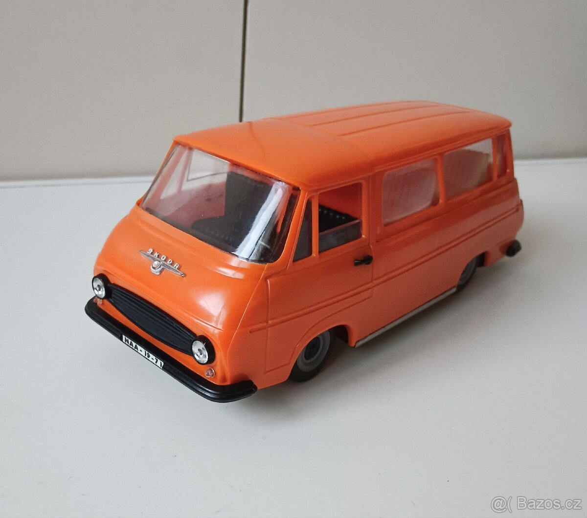 Oranžová Škoda 1203 KDN stará hračka Kaden
