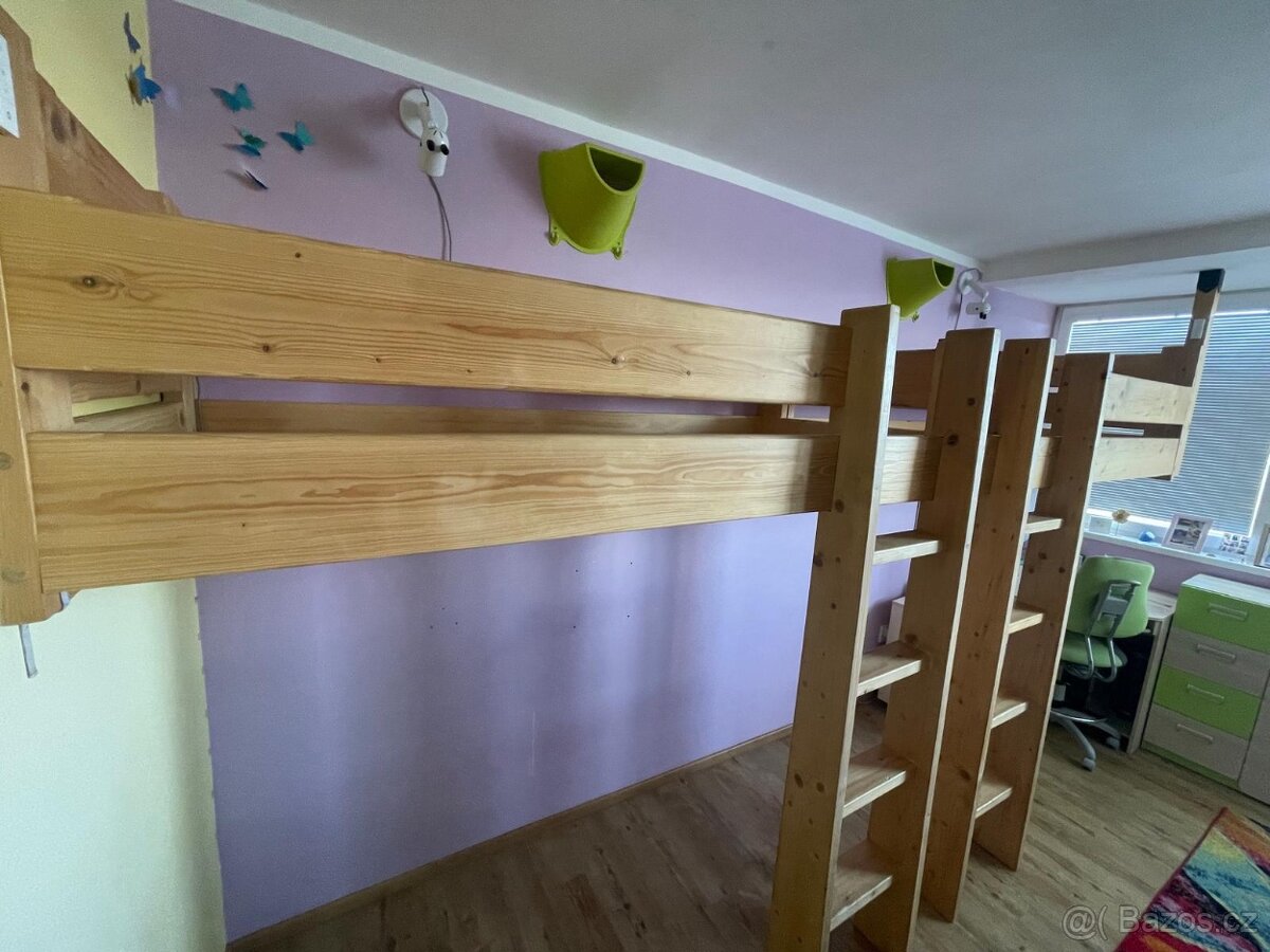 Patrová (podstropní) postel z masivu pro dvě osoby