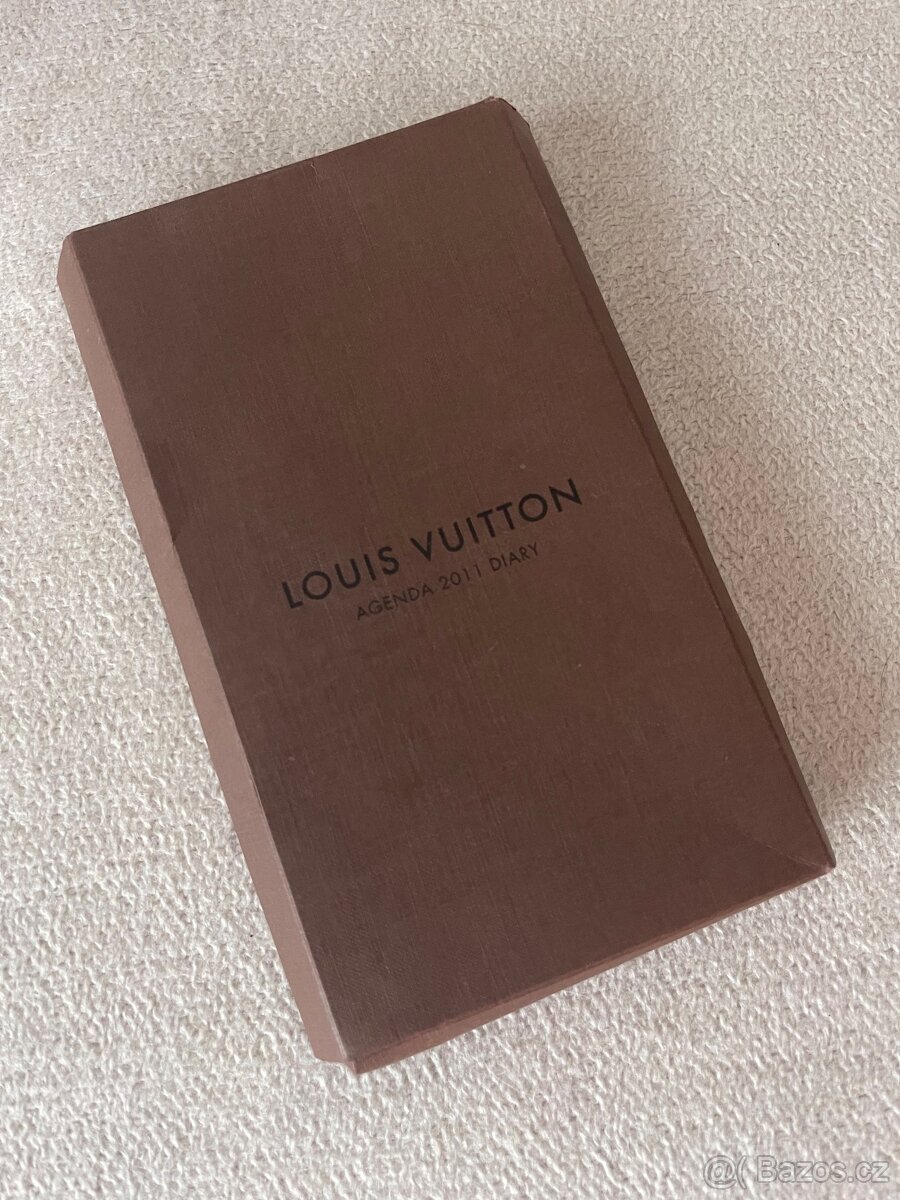 Louis Vuitton kapesní atlas světa, papírová krabička
