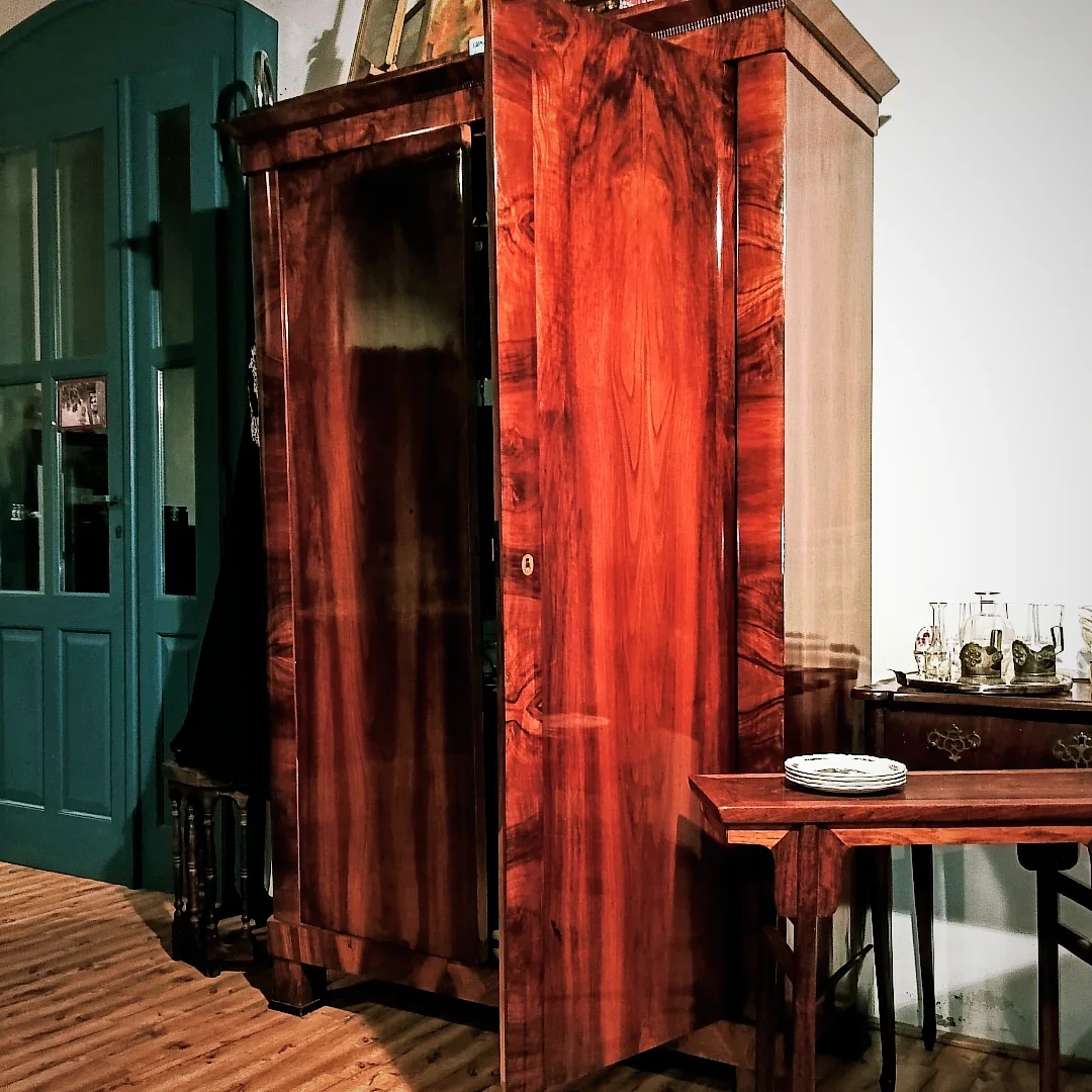 starožitná skříň Biedermeier