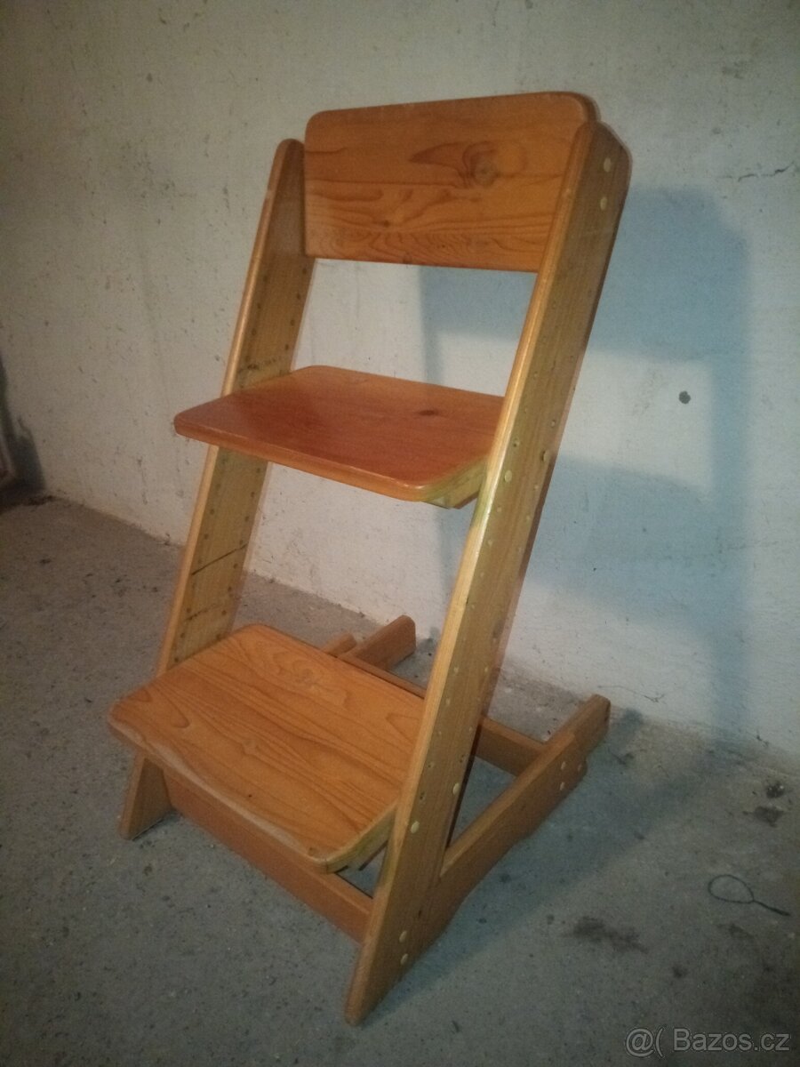Dětská dřevěná roustoucí židle
