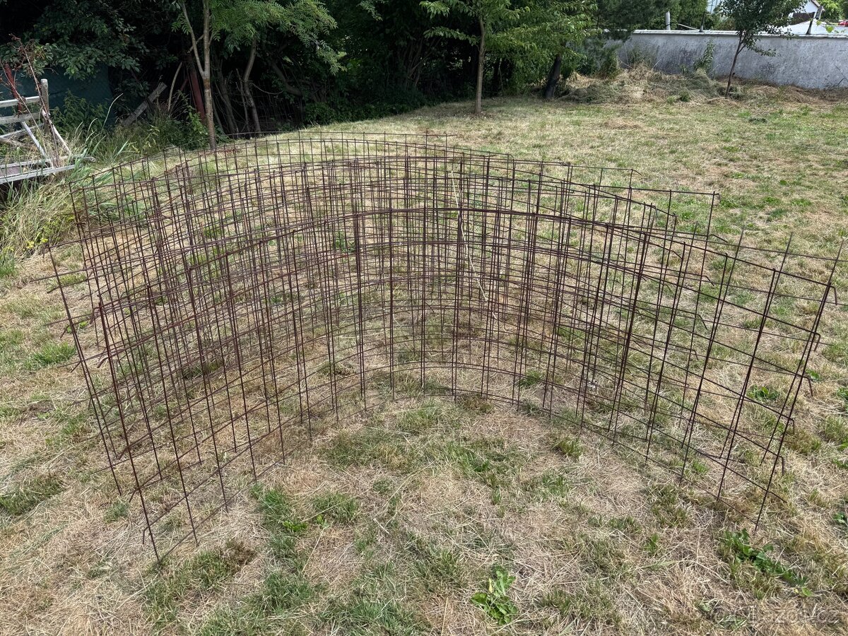 Kari sítě 3x1 m, 12 kusů, použité na ochranu stromků