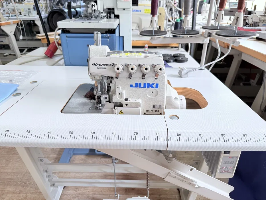 Průmyslový 4 nitný overlock Juki MO-6714DA