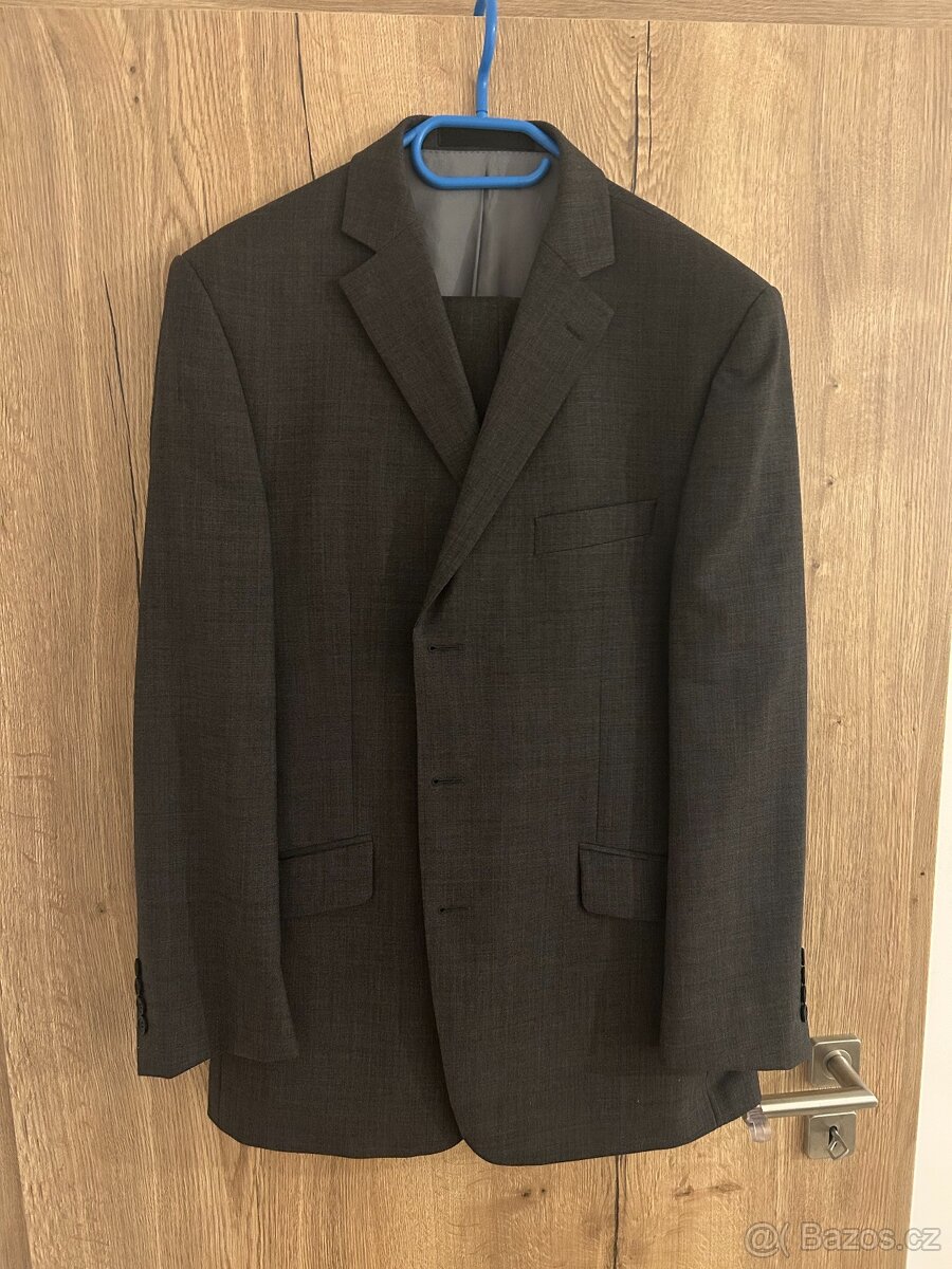 Šedý vlněný oblek Marks & Spencer s obalem