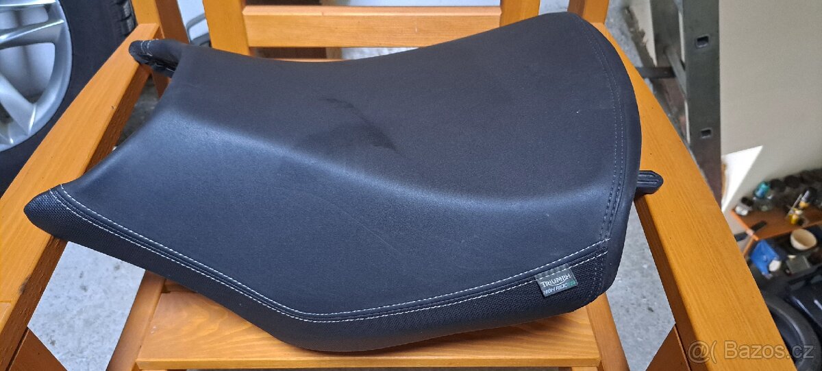 Triumph explorer 1200 sedačky