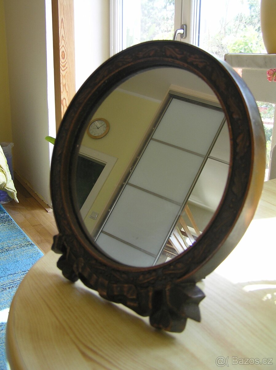 Zrcadlo v kovovém rámu