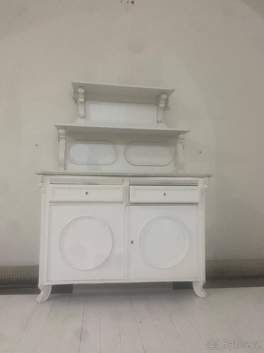 Historická repasovaná komoda s nádstavcem