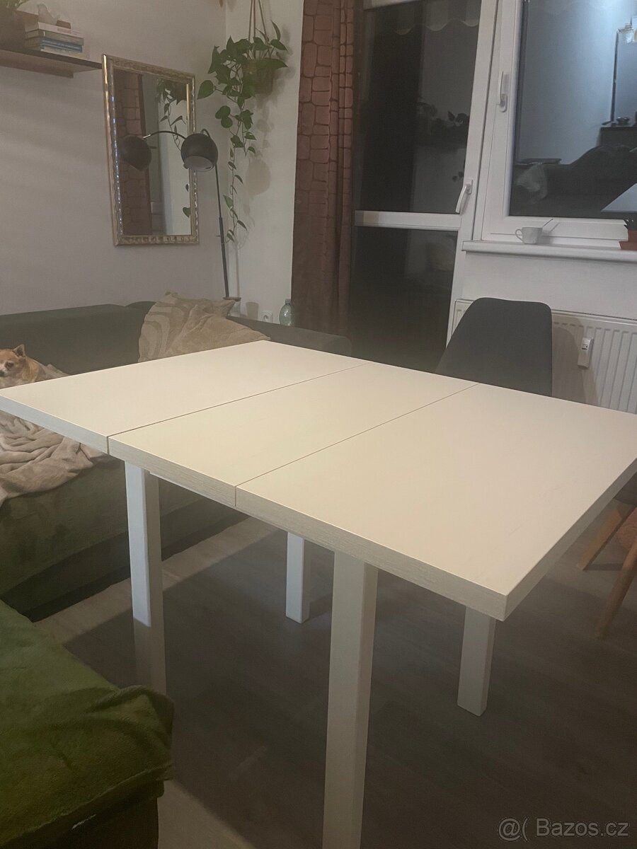 Bílý jídelní rozkládací stůl