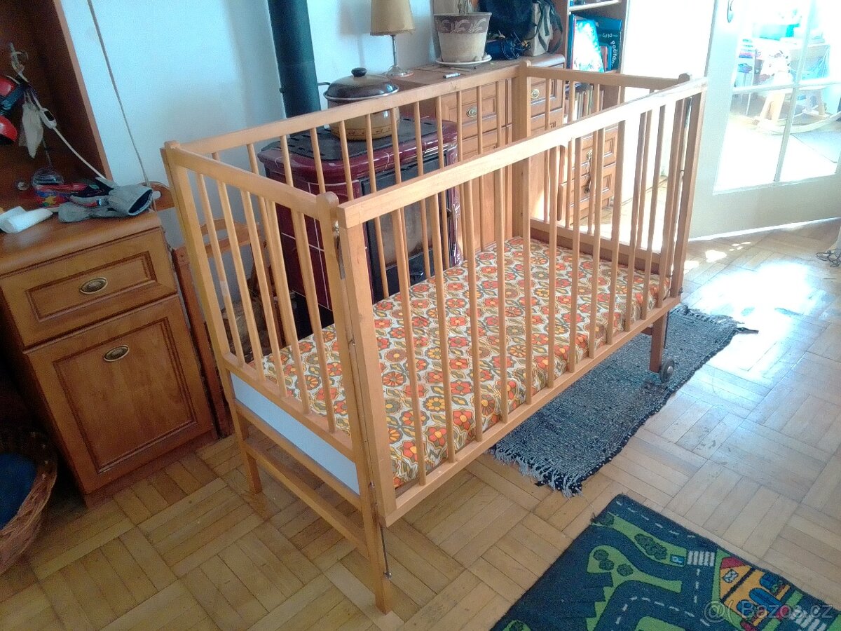Stará dětská postýlka