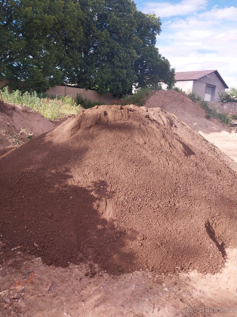 Hlína na srovnání pozemku