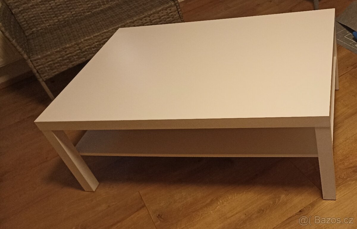 Bílý stolek