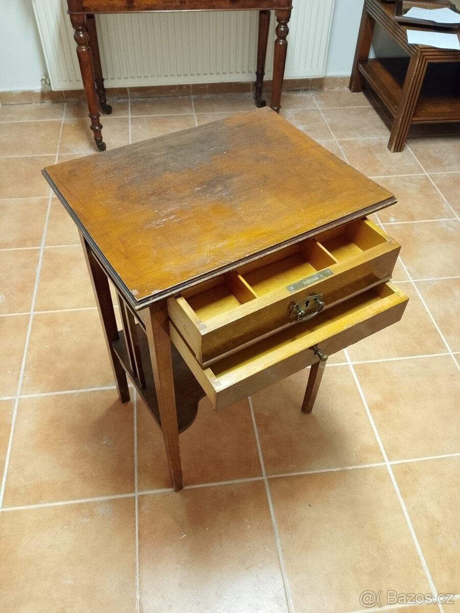Elegantní starožitný odkládací stolek se šuplíky – po oživen