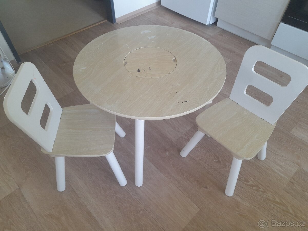 Dětský dřevěný stolek s židlemi