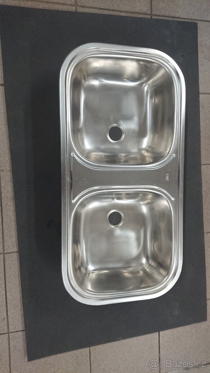 Nerezový kuchyňský dřez