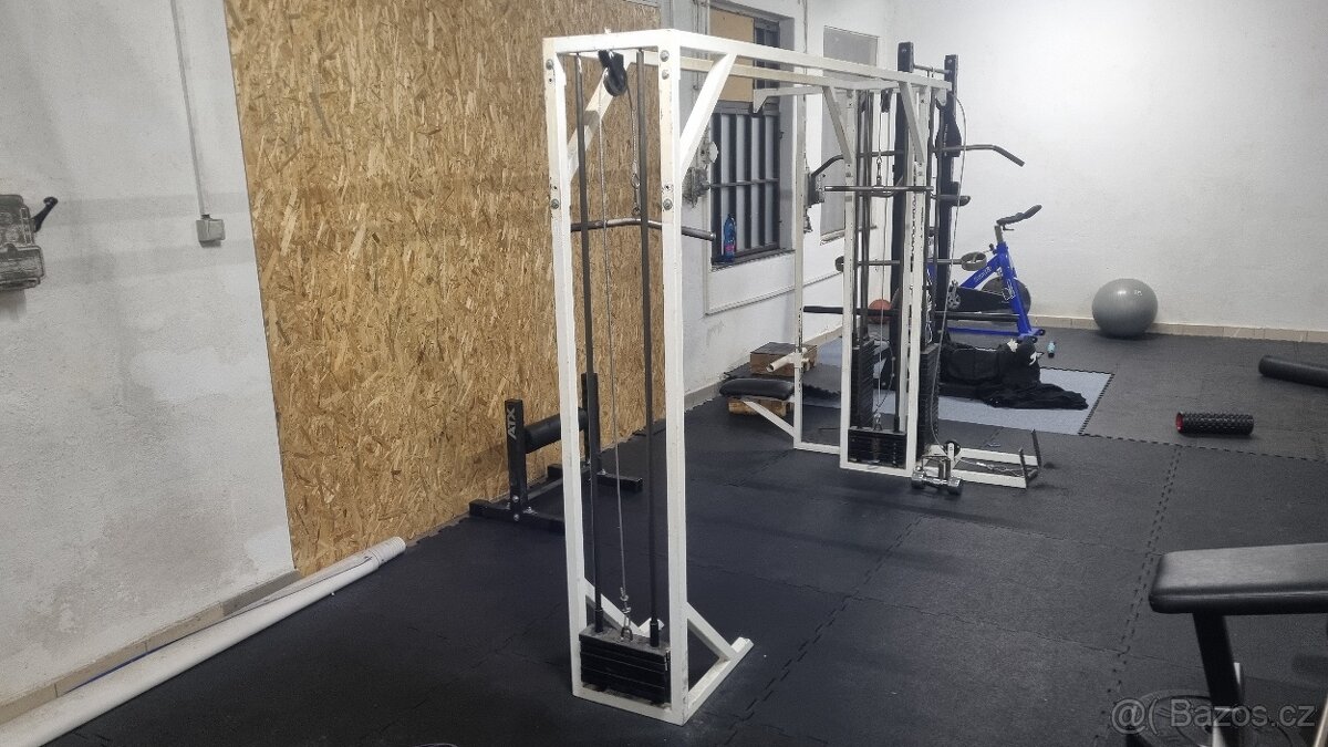 Multifunkční posilovací kladková věž