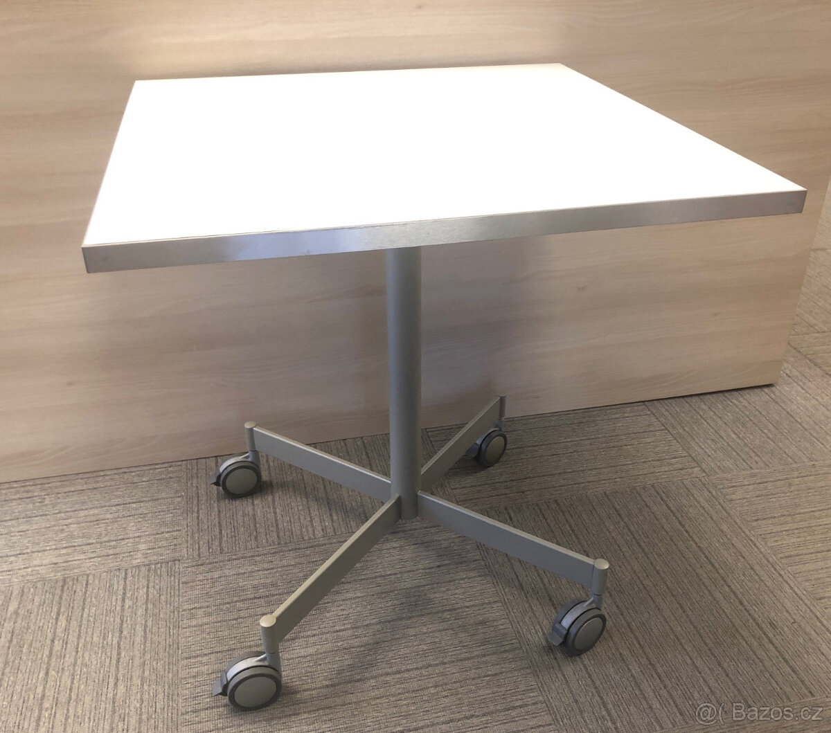 Kancelářský stolek