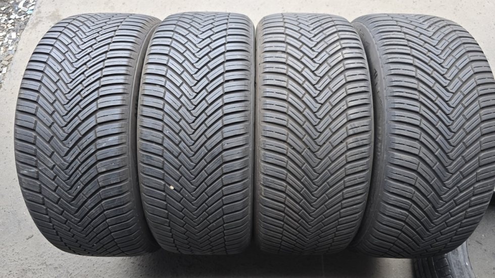 Celoroční pneu 245/45/18 Continental