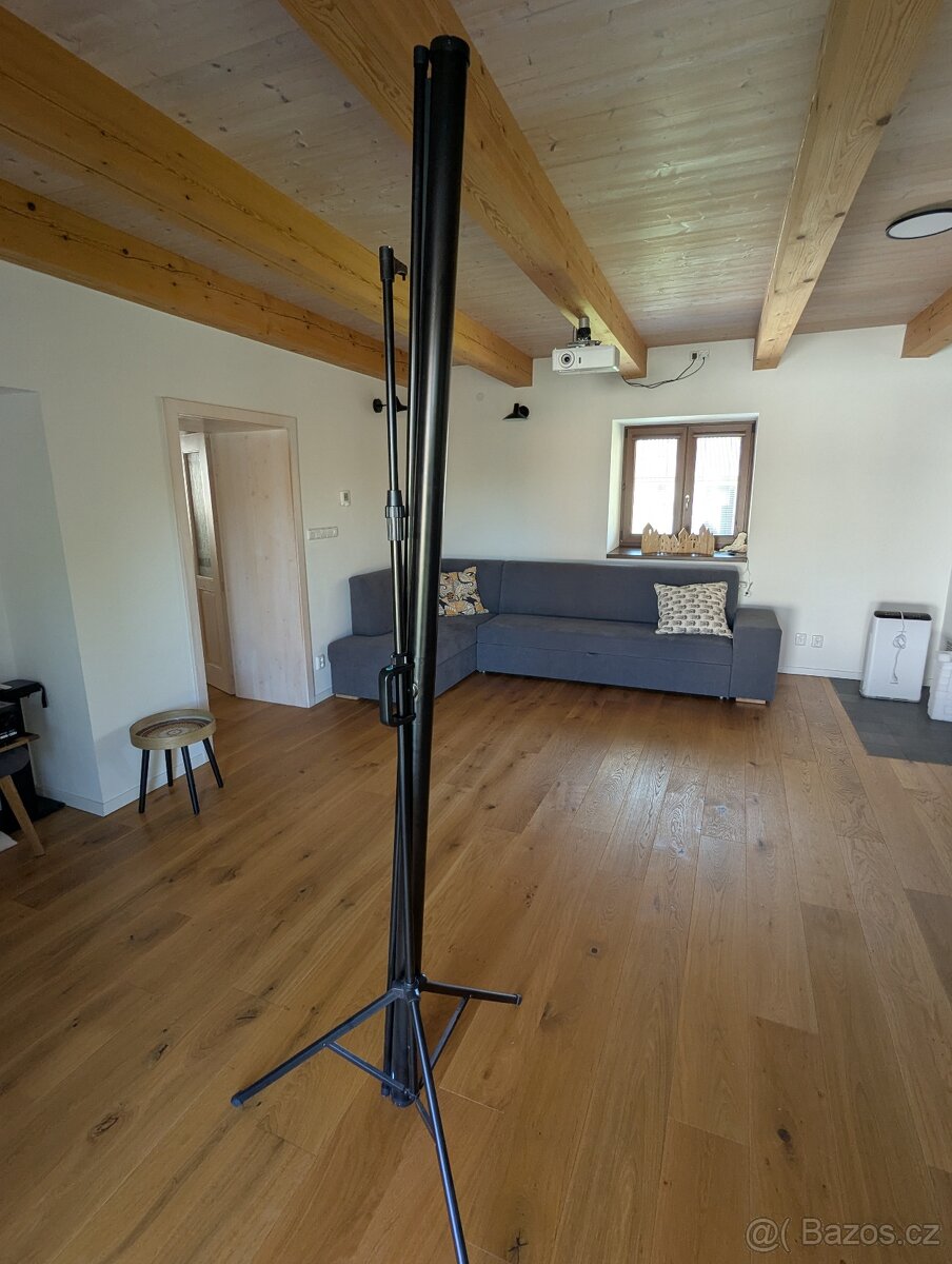 Projekční plátno 220 x 190 na stativu