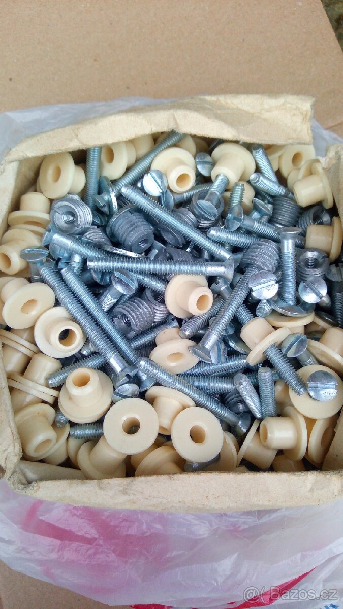 Prodám okenní šroub spojovací, kus za