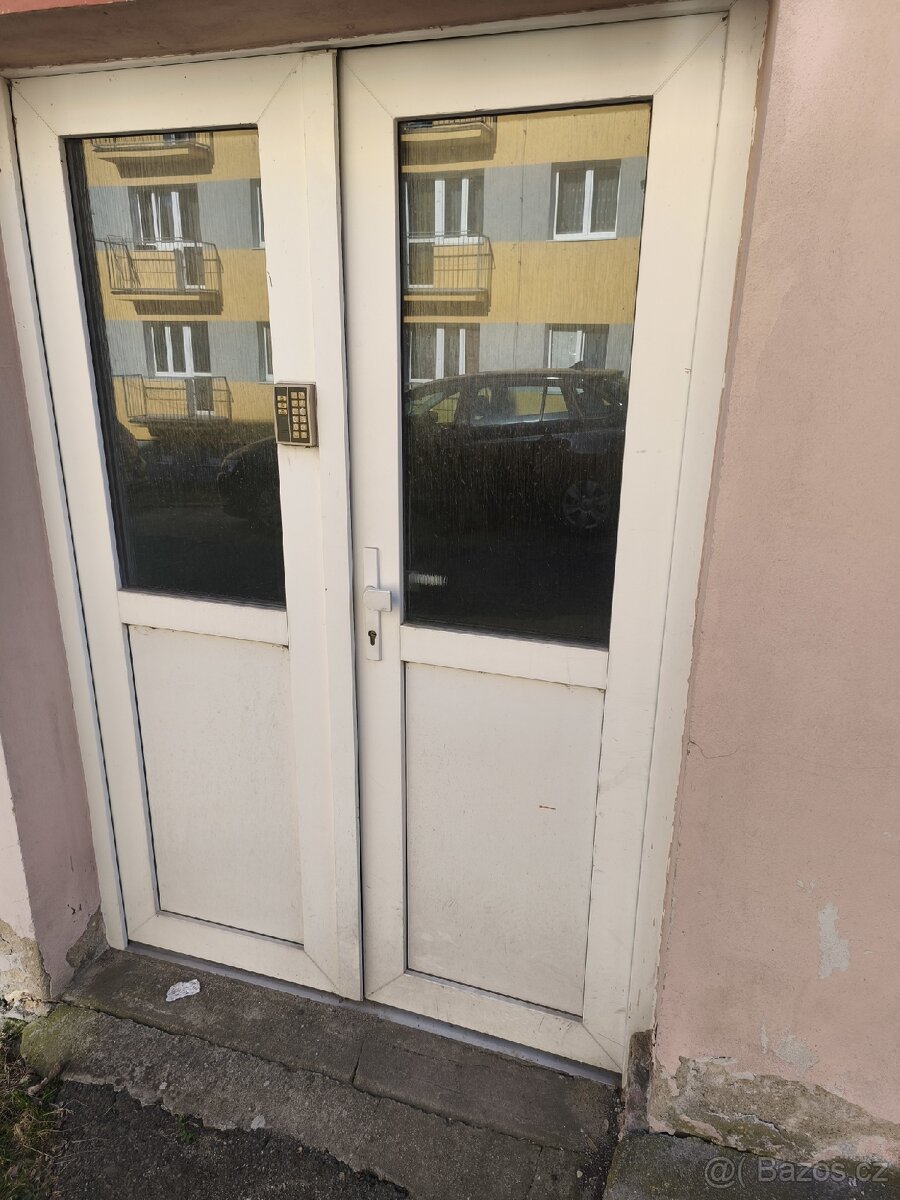 Plastové dvoukřídlé dveře