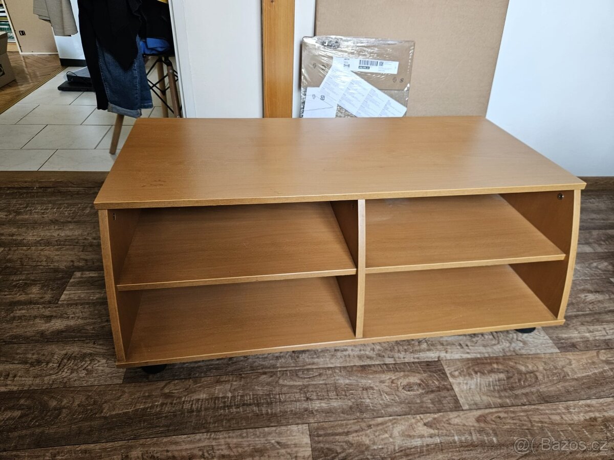 Nízký dřevěný televizní nebo konferenční stolek.