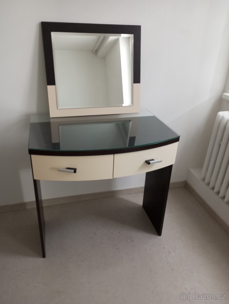Toaletní stolek se zrcadlem.