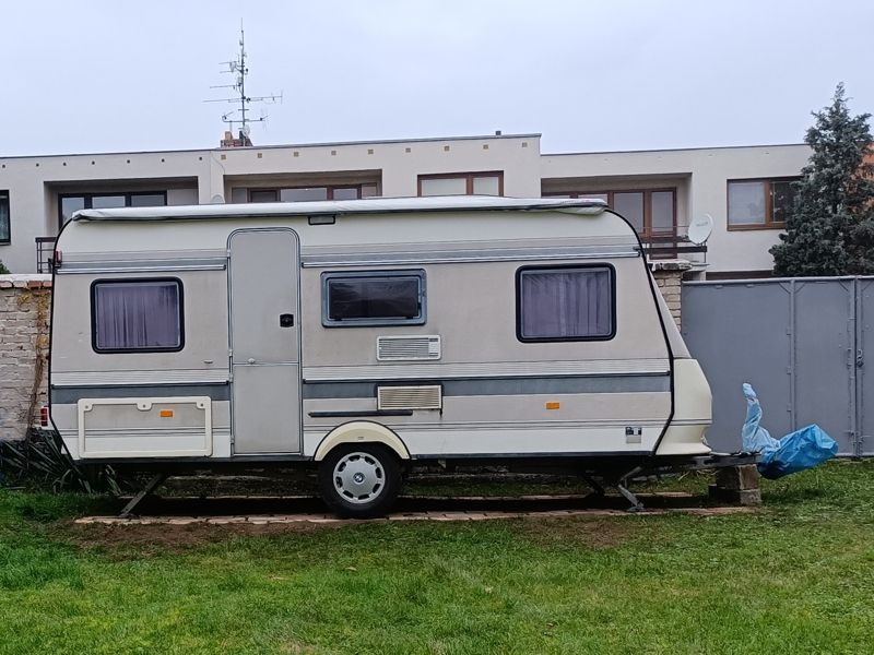 Cestovní karavan HOBBY 470 Classic pro 4 osoby