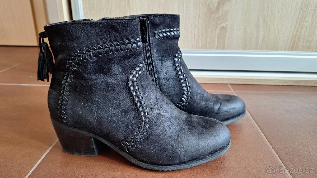Dámské černé semišové zimní boty s třásněmi