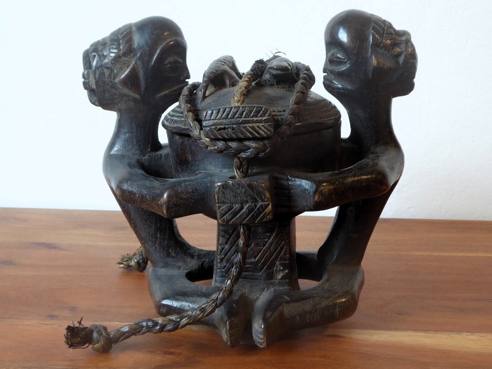 Stará Africká dřevořezba sošek s dózou kmene Luba z Konga