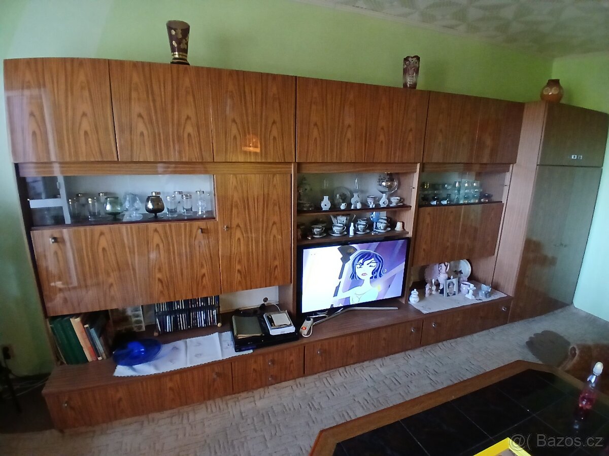 Starožitná velká obývací stěna