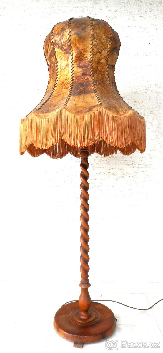 stojací lampa se stínidlem z kůže