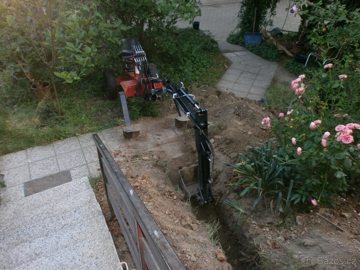 Kráčející minibagr podkop