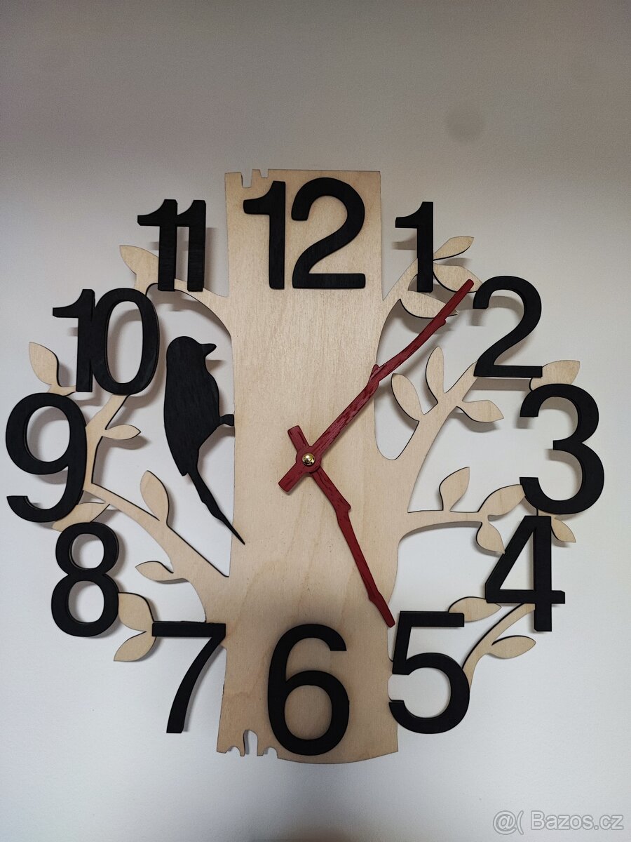 Nástěnné hodiny z překližky (strom)